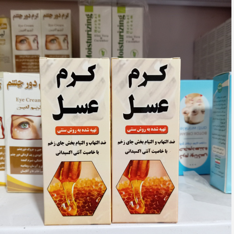 بافت و جنس مواد اولیه کرم عسل طبیعی نیکا ارگانیک در نمای نزدیک