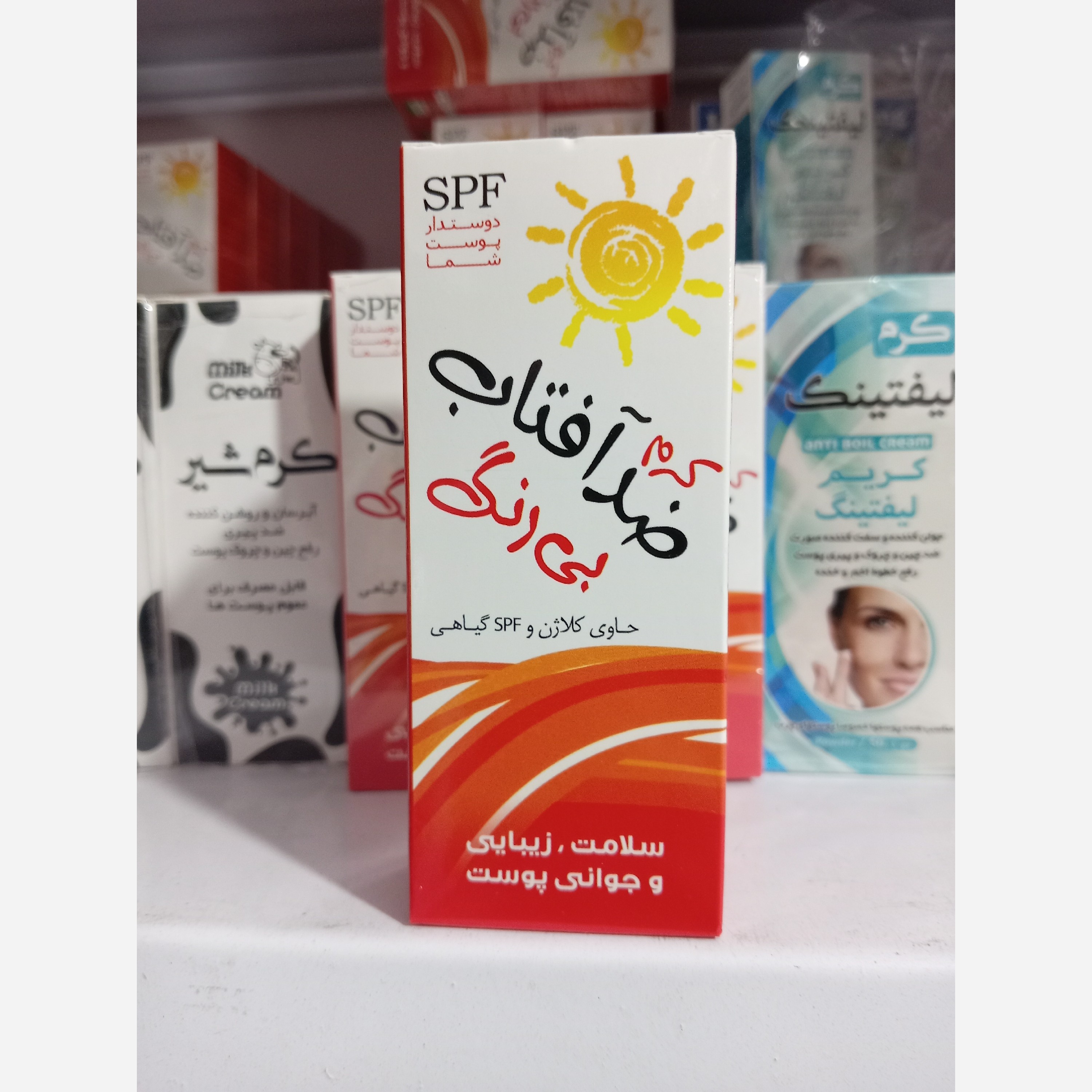 نمای جانبی و طراحی ظاهری کرم گیاهی ضد آفتاب بی رنگ طبیعیی با رنگبندی جذاب