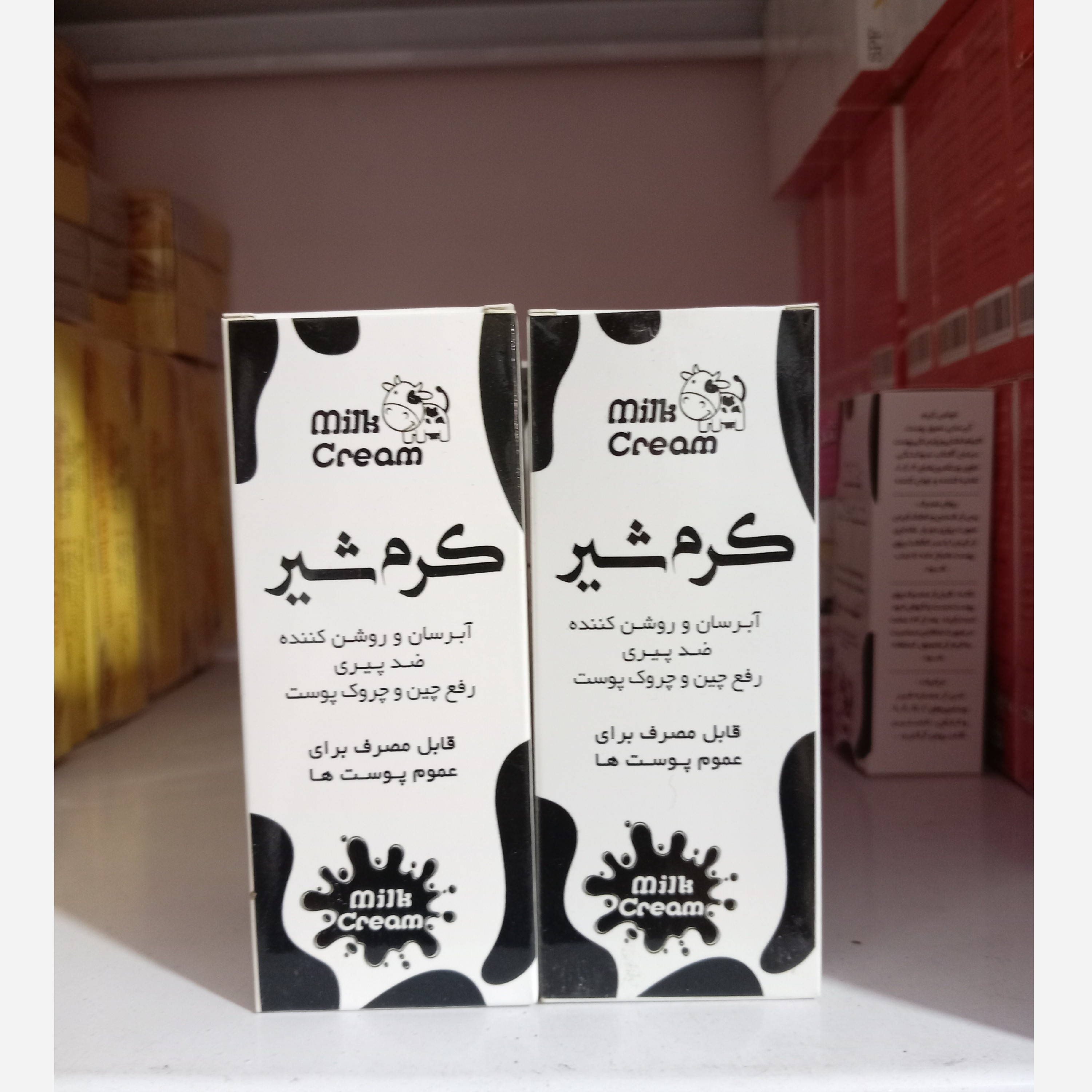 بافت و جنس مواد اولیه کرم گیاهی شیر نیکا ارگانیک در نمای نزدیک