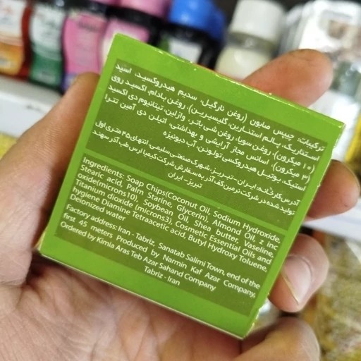 نمای جانبی و طراحی ظاهری صابون گیاهی مغز بادام ارگانیک با رنگ‌بندی جذاب