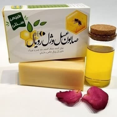 نمای جانبی و طراحی ظاهری صابون گیاهی عسل و ژل رویال ارگانیک با رنگ‌بندی جذاب