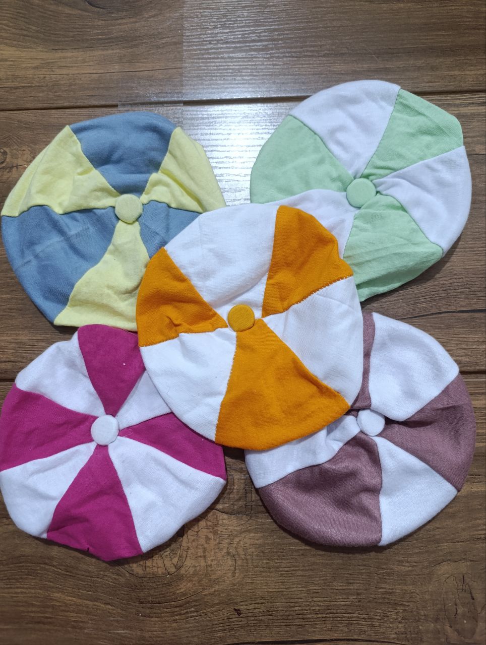 نمای جانبی و طراحی ظاهری کلاه انگلیسی لباس نوزادی رنگبندی شاد ۲ با رنگبندی جذاب