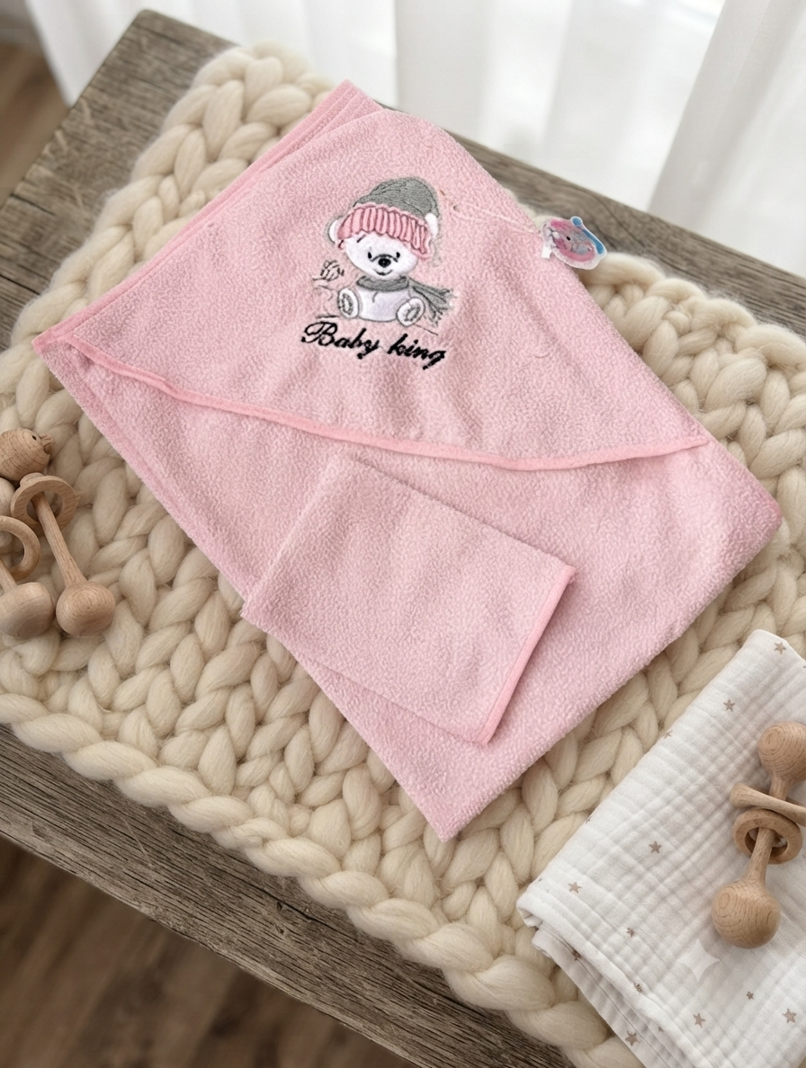 نمای جانبی و طراحی ظاهری حوله کلاه‌دار نوزادی طرح خرس Baby King رنگ صورتی با رنگ‌بندی جذاب