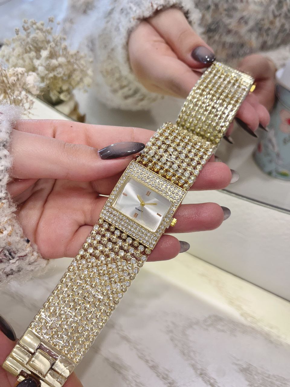 نمای قدی ساعت مچی زنانه بند پهن نگیندار صفحه مکعبی با تمرکز بر طراحی و کارایی محصول