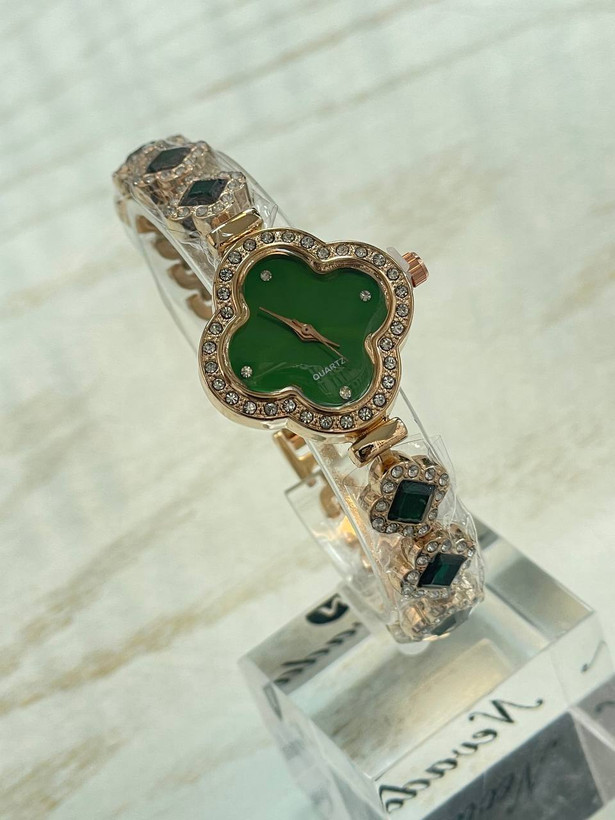طراحی مدرن و استاندارد ساعت زیبای زنانه نگیندار رنگی در نمای کامل - نمای 6_1