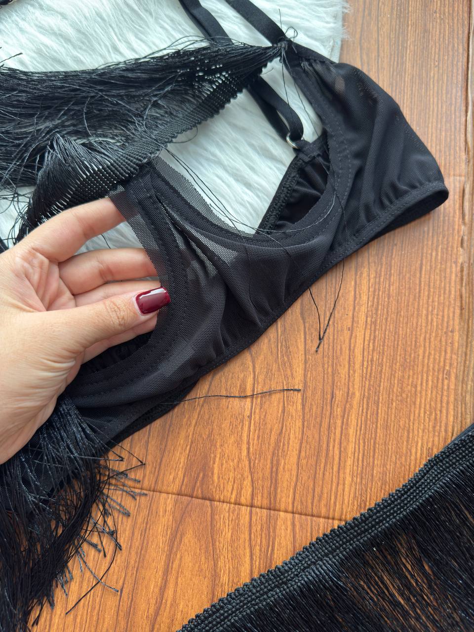 جزئیات دقیق قطعات و اجزای ست فانتزی ریشه ای فنردار در نمای ماکرو