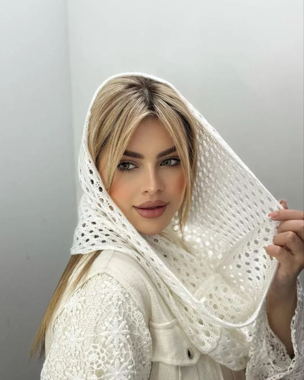 جزئیات دقیق قطعات و اجزای شال قلاب بافی رینگی مادام در نمای ماکرو