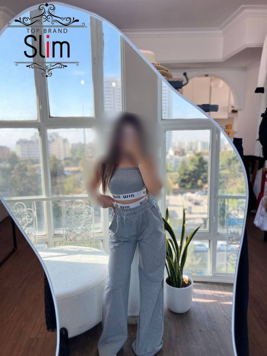 جزئیات دقیق قطعات و اجزای ست کراپ و شلوار miumiu در نمای ماکرو