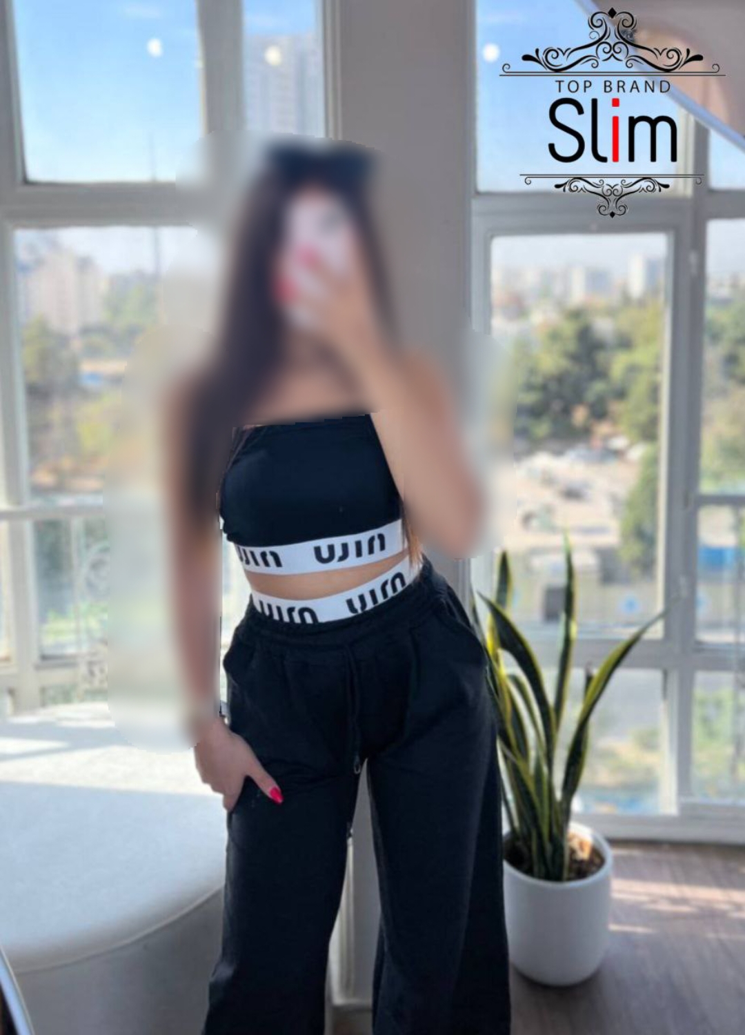 تصویر ست کراپ و شلوار miumiu با نورپردازی مناسب و نمای واضح محصول