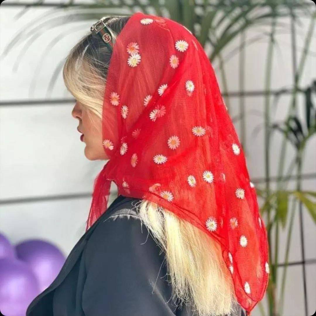 نمای پشت و اجزای تشکیل‌دهنده مینی اسکارف بابونه زنانه مادام با کیفیت بالا