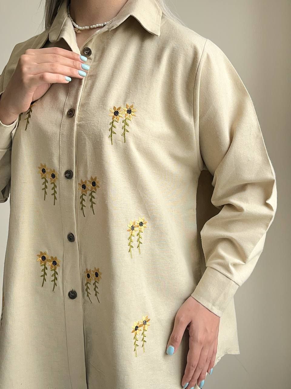 جزئیات دقیق قطعات و اجزای شومیز لنین گلدوزی آفتاب گردون در نمای ماکرو