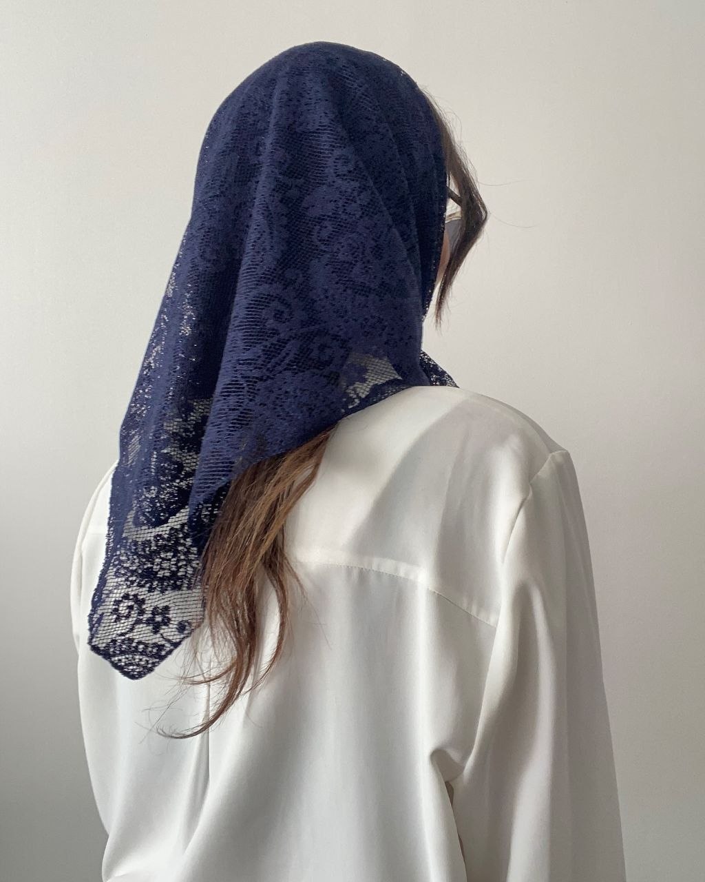 نمای قدی مینی اسکارف زنانه با تمرکز بر طراحی و کارایی محصول