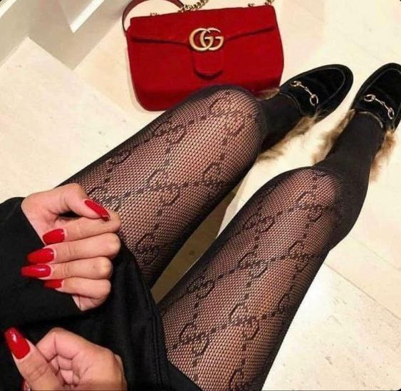 طراحی مدرن و استاندارد جوراب زنانه شلواری زنبوری گوچی در نمای کامل