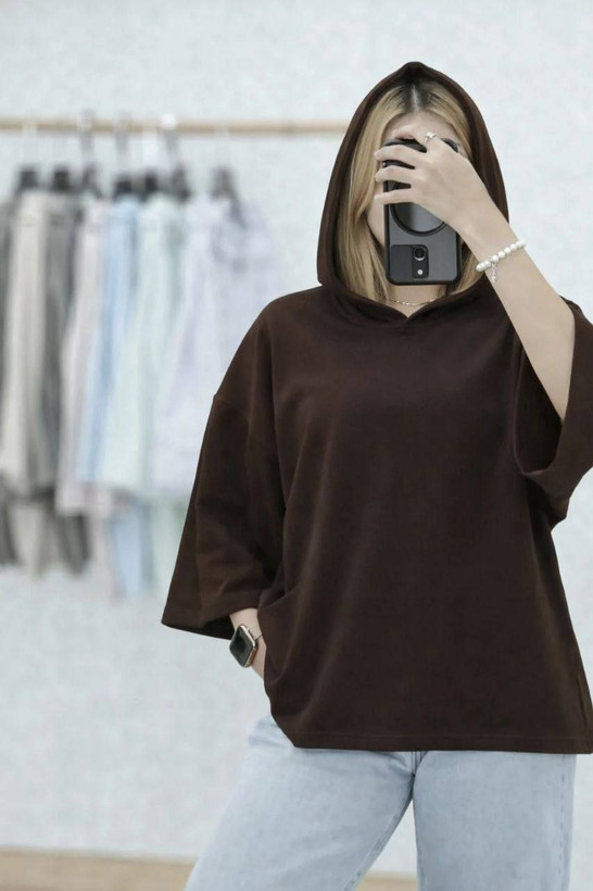 جزئیات دقیق قطعات و اجزای تیشرت باکسی کلاهدار در نمای ماکرو