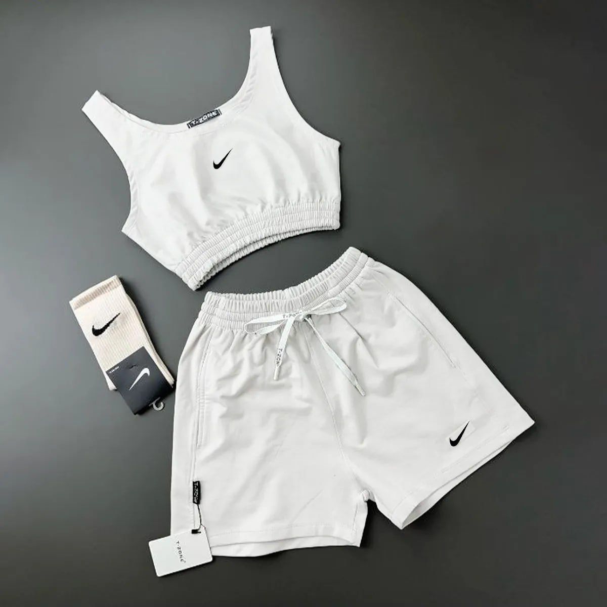 بافت و جنس مواد اولیه ست نیمتنه شلوارک زنانه چاپ NIKE در نمای نزدیک