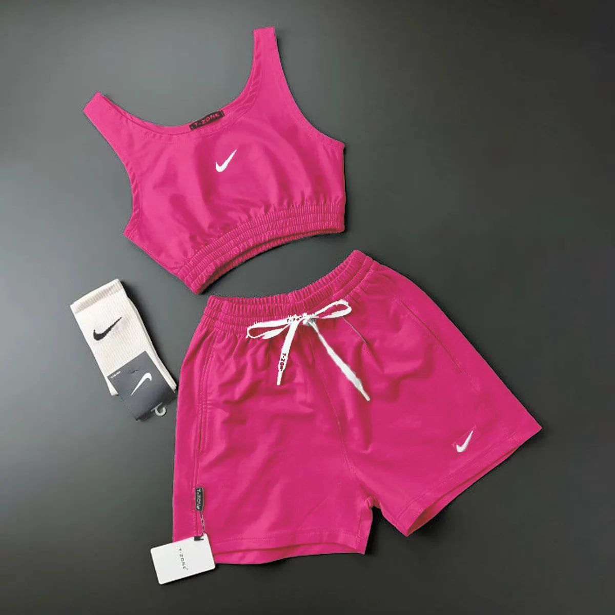 بستهبندی اورجینال ست نیمتنه شلوارک زنانه چاپ NIKE همراه با مشخصات فنی محصول