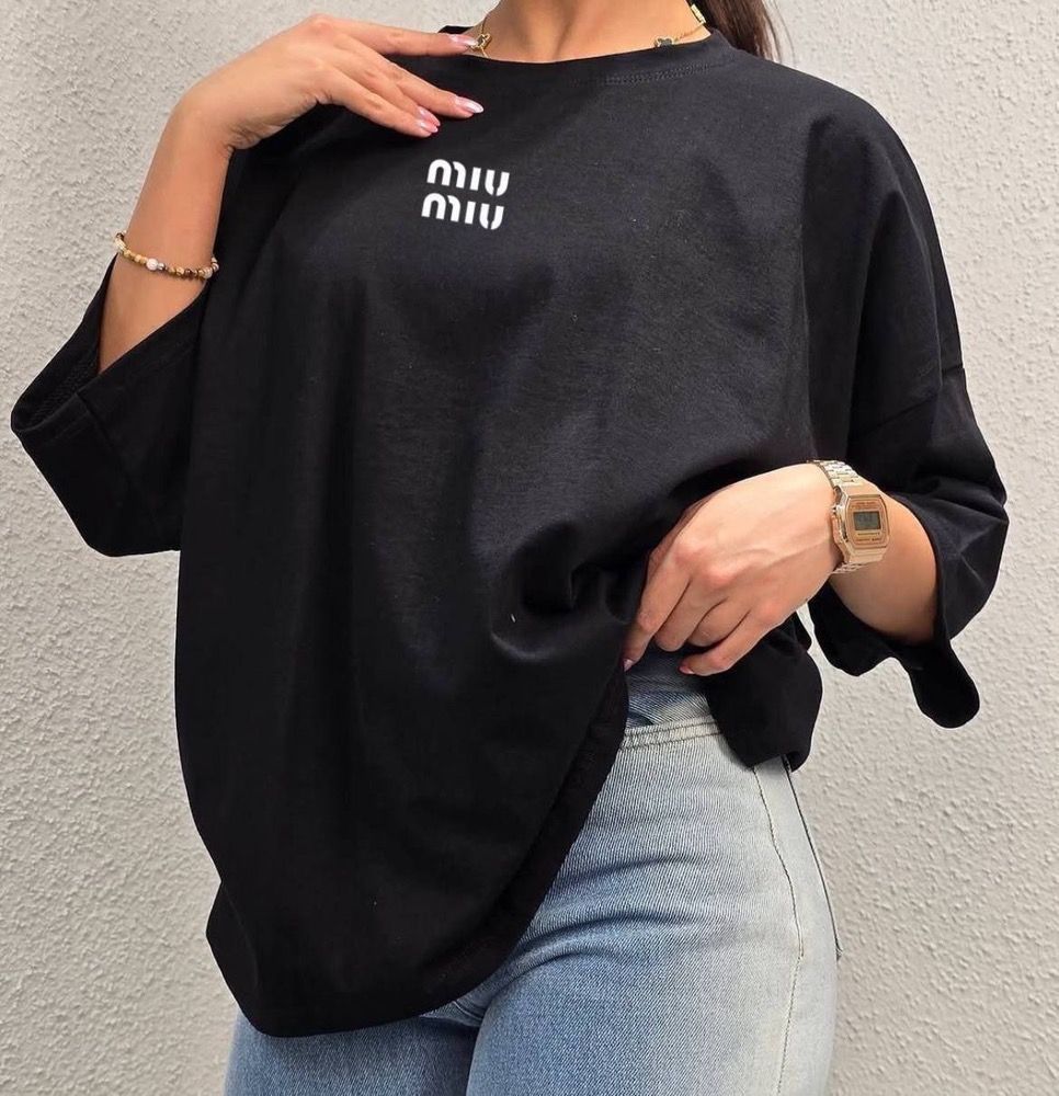 نمای قدی تیشرت miumiu زنانه با تمرکز بر طراحی و کارایی محصول