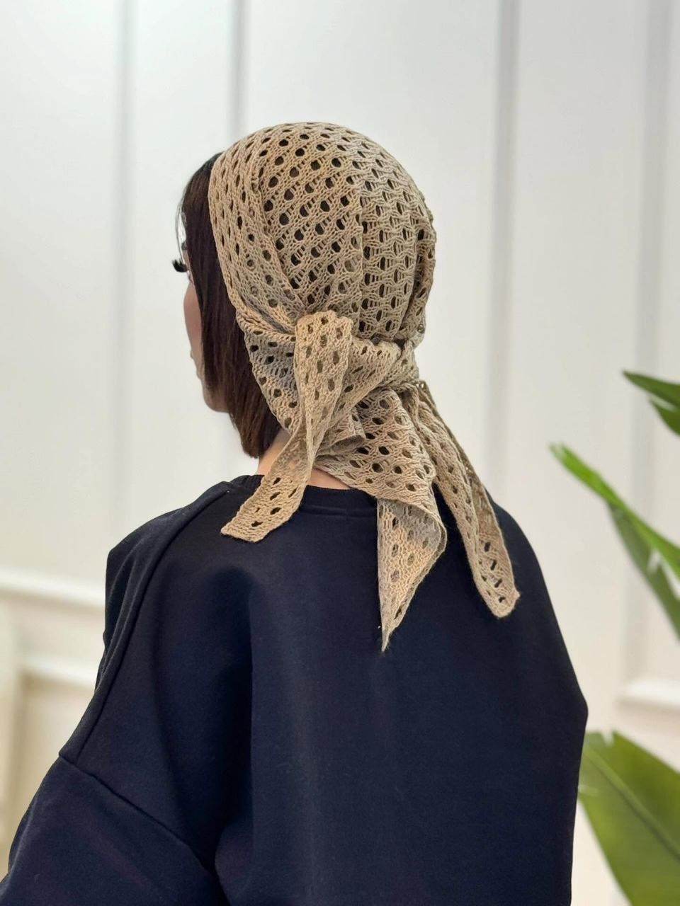 جزئیات دقیق قطعات و اجزای دورگ قلاب بافی سه گوش در نمای ماکرو