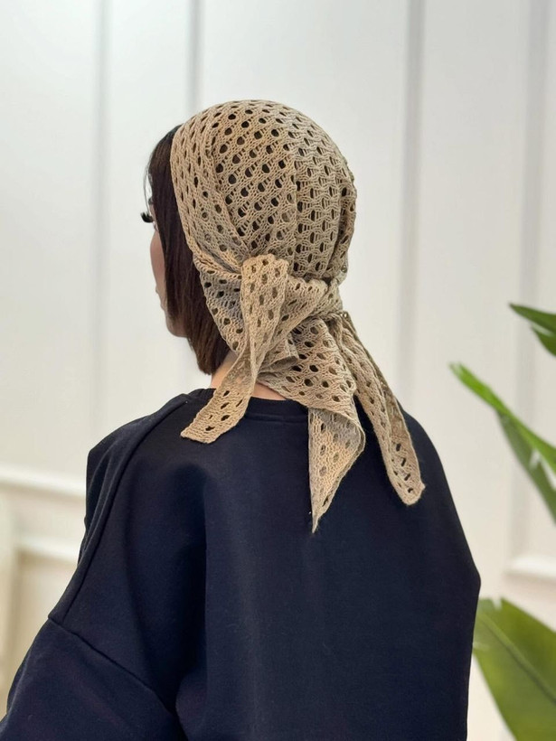 جزئیات دقیق قطعات و اجزای دورگ قلاب بافی سه گوش در نمای ماکرو