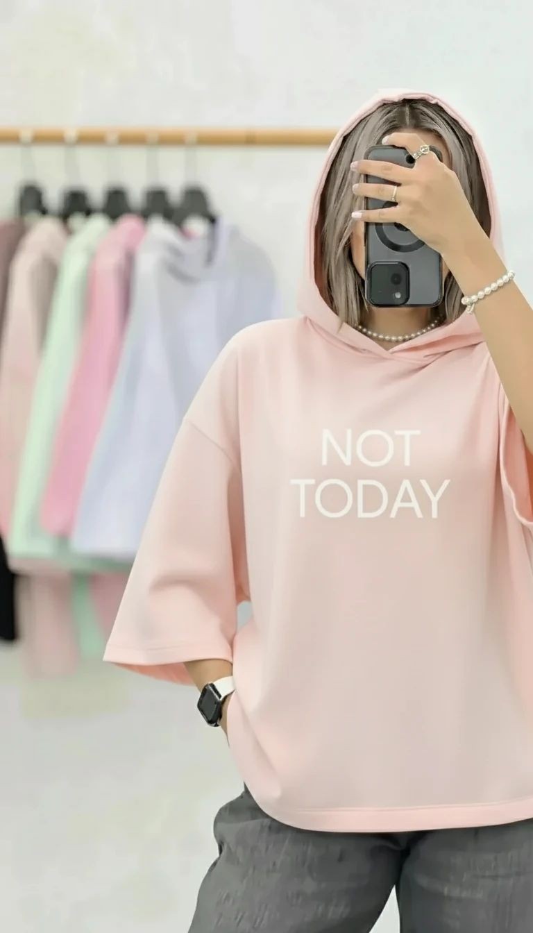 بافت و جنس مواد اولیه تیشرت باکسی کلاه دار NOT TODAY در نمای نزدیک