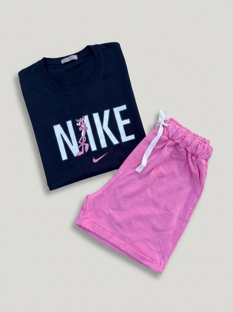 بافت و جنس مواد اولیه ست تیشرت شورت زنانهک چاپ NIKE در نمای نزدیک