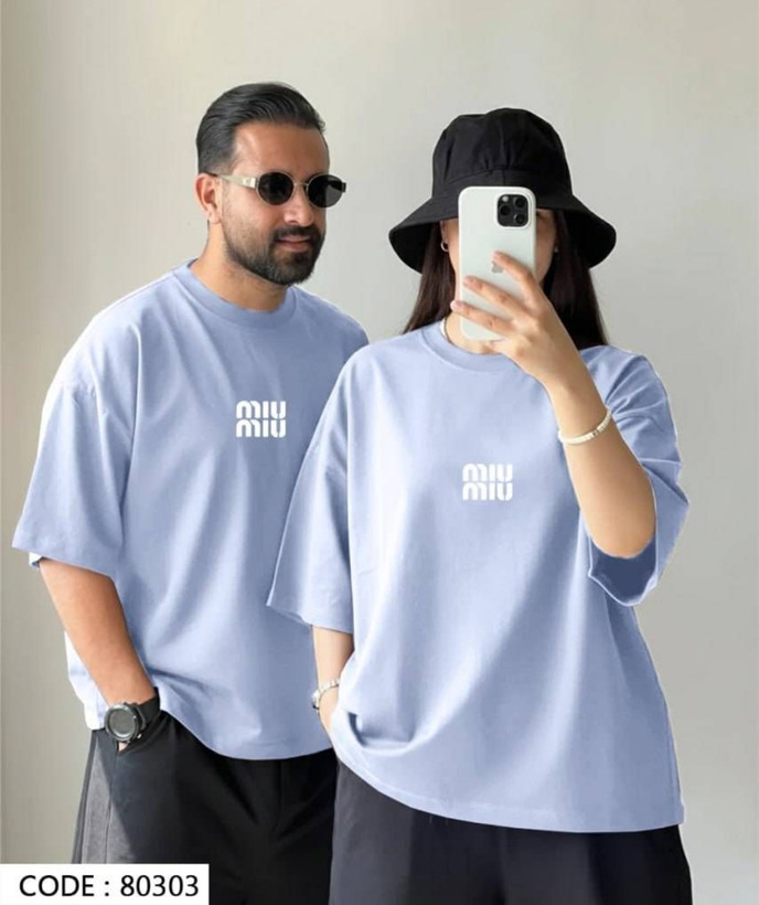 نمای پشت و اجزای تشکیلدهنده تیشرت باکسی چاپی miumiu کاپلی با کیفیت بالا