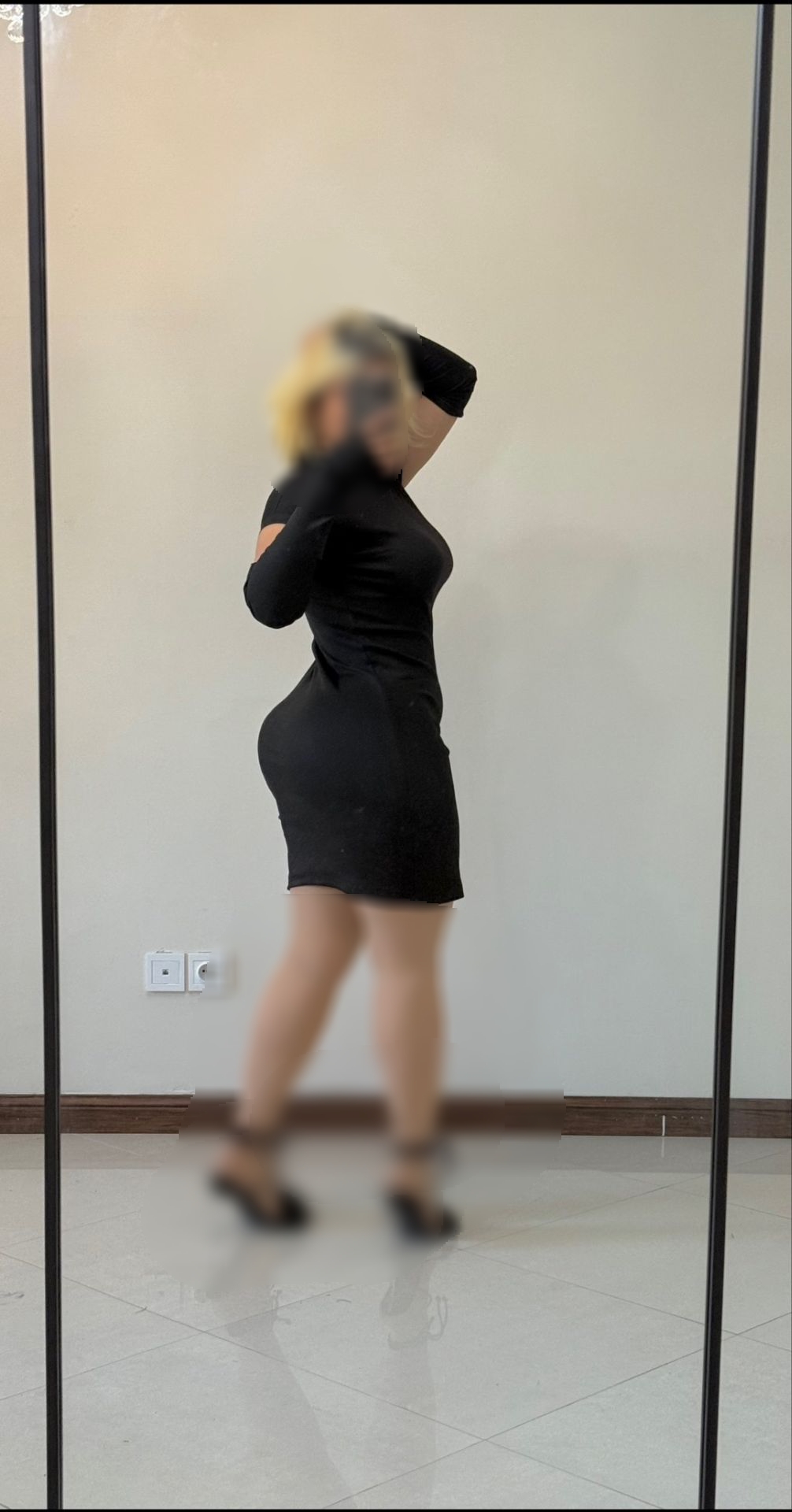 جزئیات دقیق قطعات و اجزای ست تونیک و ساق دست مجلسی زنانه در نمای ماکرو
