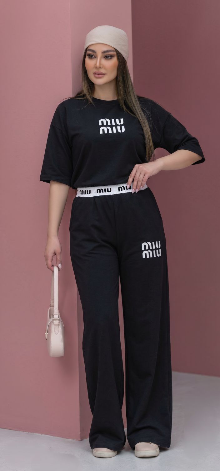 نمای جانبی و طراحی ظاهری ست تیشرت شلوار خفن Miumiu با رنگبندی جذاب
