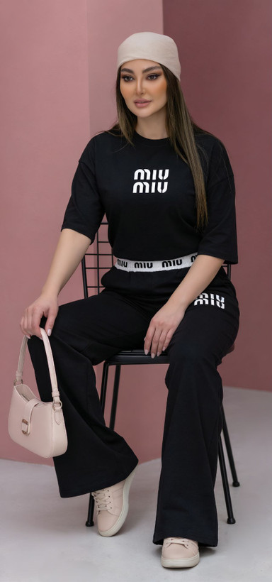 تصویر ست تیشرت شلوار خفن Miumiu با نورپردازی مناسب و نمای واضح محصول