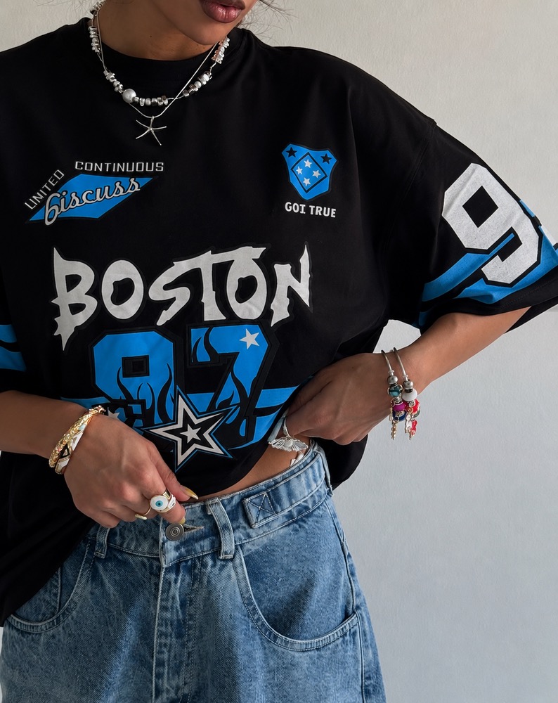 بافت و جنس مواد اولیه تیشرت باکسی BOSTON در نمای نزدیک