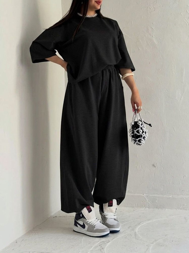 بافت و جنس مواد اولیه ست تیشرت شلوار بگ زنانه در نمای نزدیک