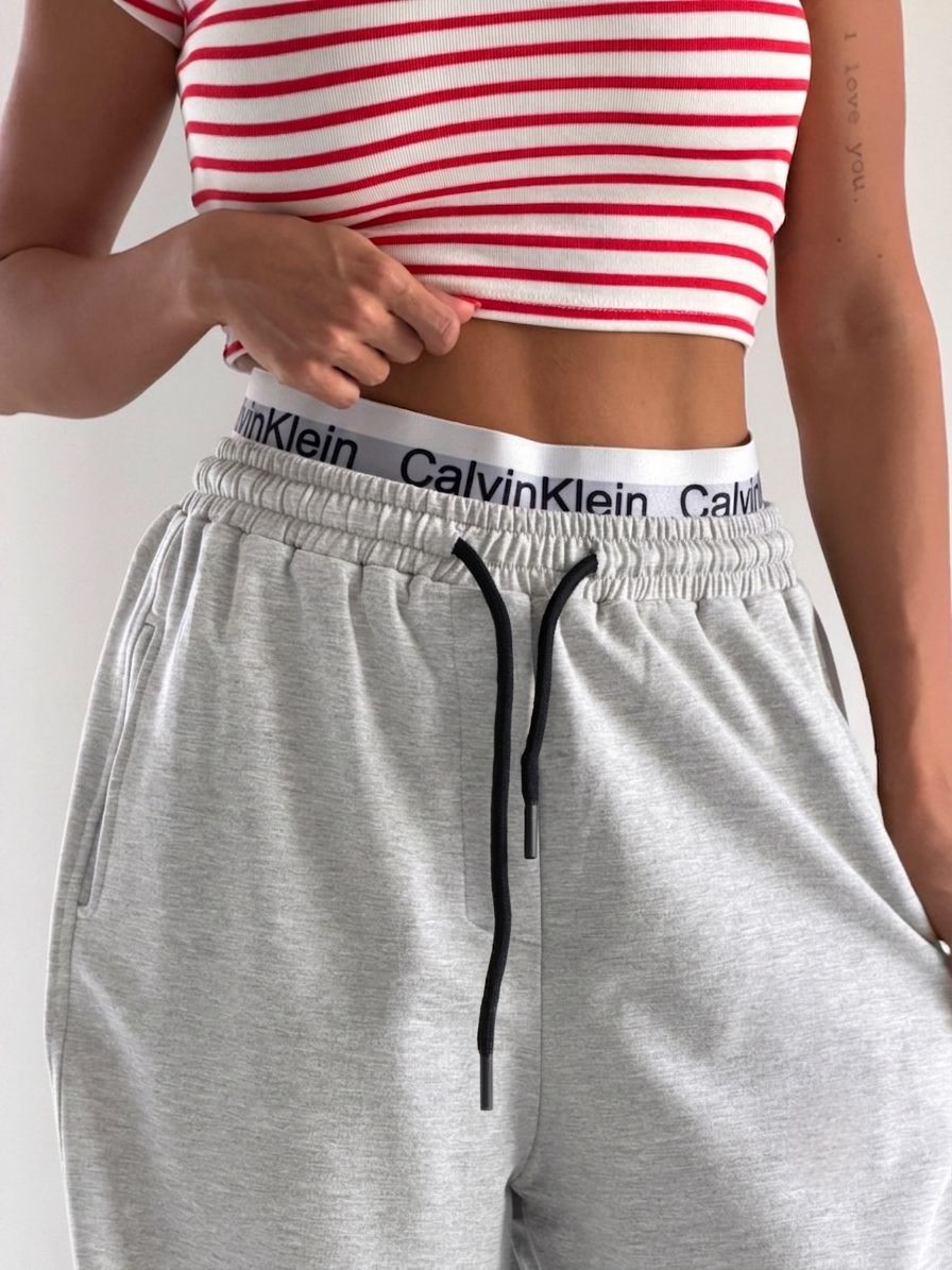 تصویر تخصصی شلوار فول بگ دو کاره Calvin Klein با نمایش ویژگیها و جزئیات فنی