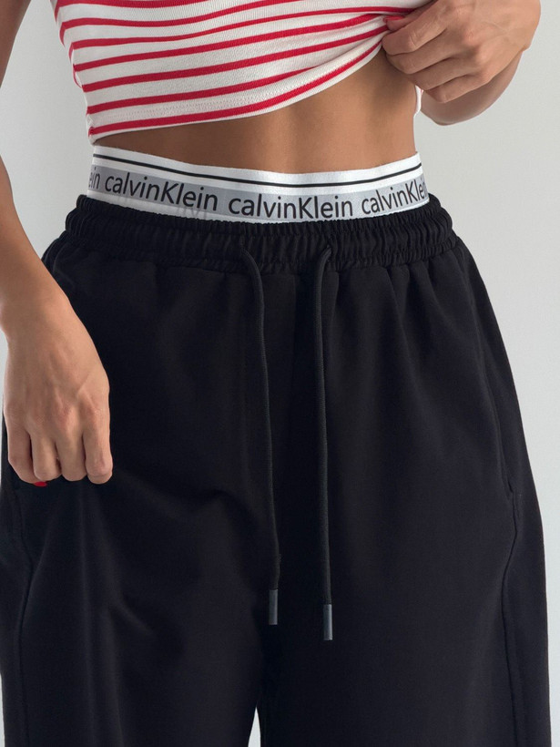 نمای کامل شلوار فول بگ دو کاره Calvin Klein همراه با بستهبندی اصلی و جزئیات محصول