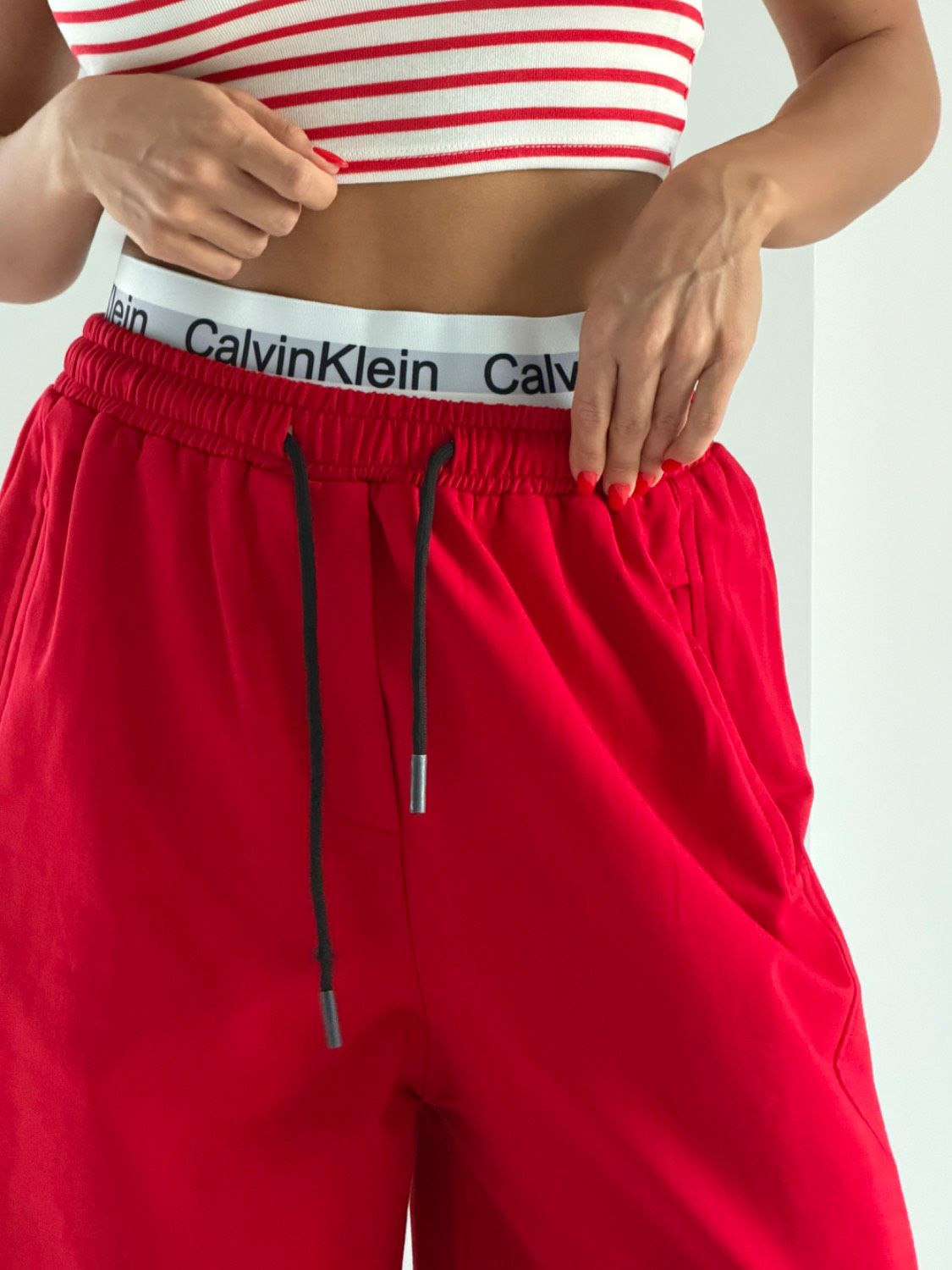 تصویر تخصصی شلوار فول بگ دو کاره Calvin Klein با نمایش ویژگیها و جزئیات فنی - نمای 6_1