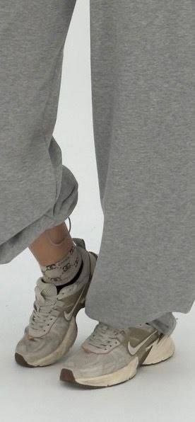 نمای جانبی و طراحی ظاهری شلوار فول بگ دو کاره miumiu و Calvin Klein با رنگبندی جذاب - نمای 7_1