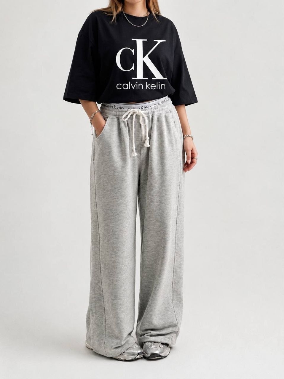 تصویر تخصصی ست تیشرت شلوار CK با نمایش ویژگیها و جزئیات فنی