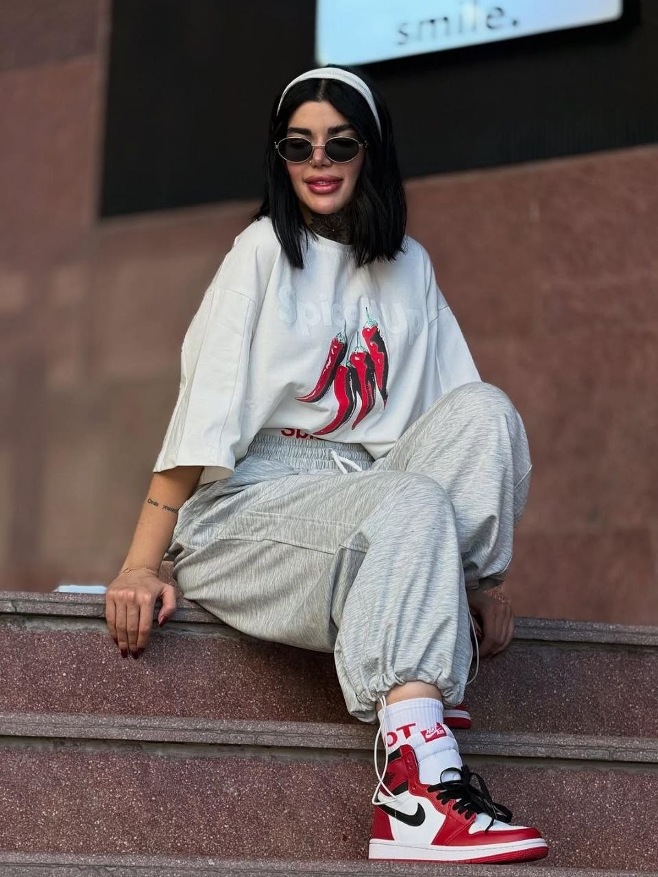 تصویر تخصصی ست تیشرت جاگر جوراب زنانه با نمایش ویژگیها و جزئیات فنی