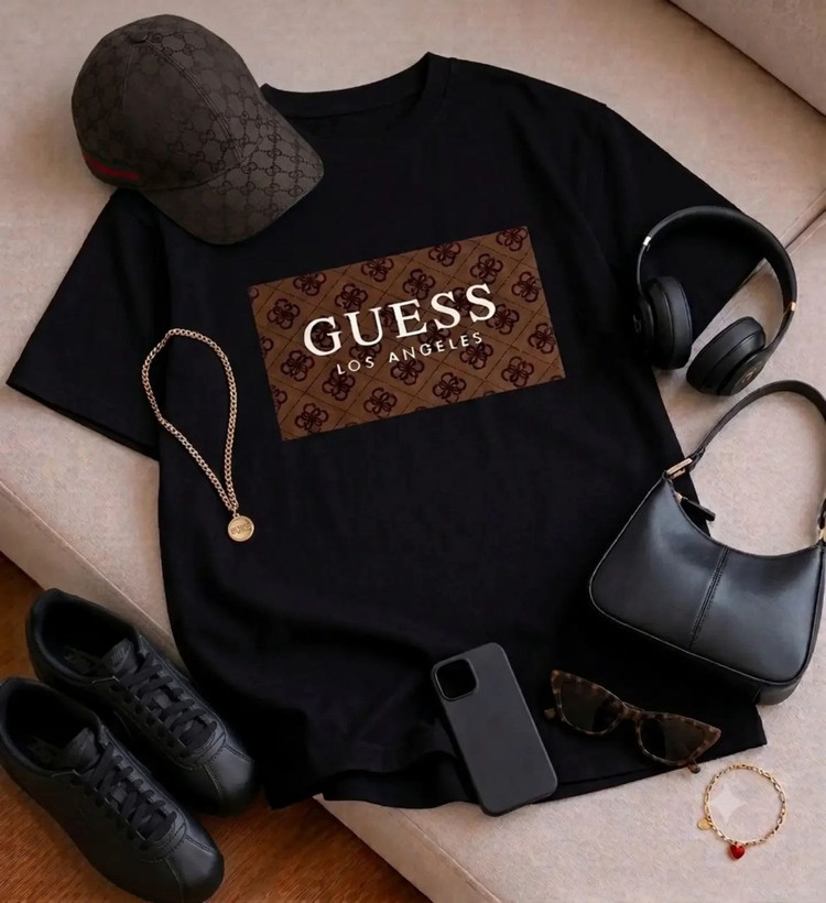 تصویر تخصصی تیشرت باکسی سامر طرح Guess با نمایش ویژگیها و جزئیات فنی