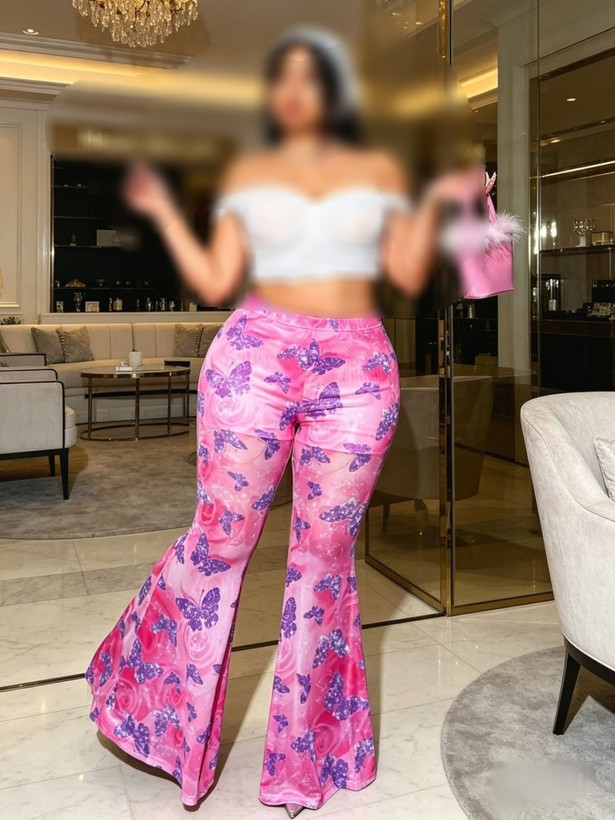 بافت و جنس مواد اولیه شلوار طرح دار زنانه در نمای نزدیک
