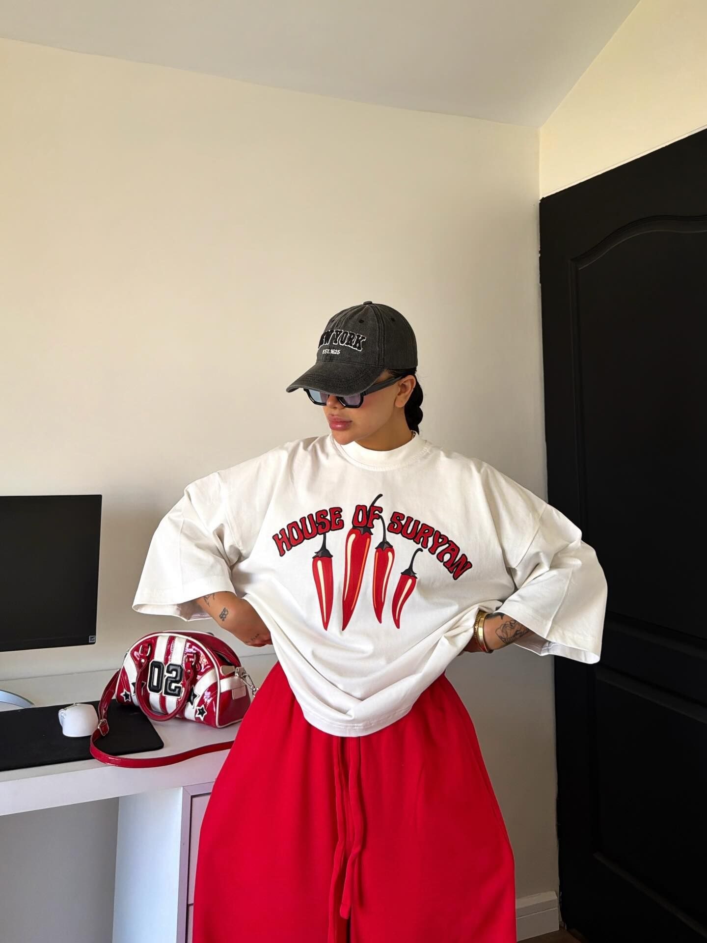 نمای جانبی و طراحی ظاهری تیشرت باکسی سامر طرح فلفل با رنگبندی جذاب