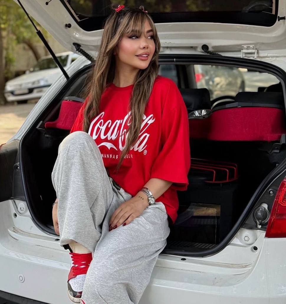 تصویر ست تیشرت و شلوار جاگر coca cola با نورپردازی مناسب و نمای واضح محصول