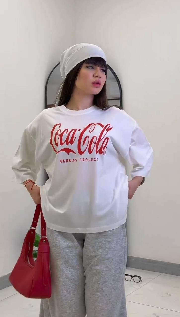 جزئیات دقیق قطعات و اجزای ست تیشرت و شلوار جاگر coca cola در نمای ماکرو