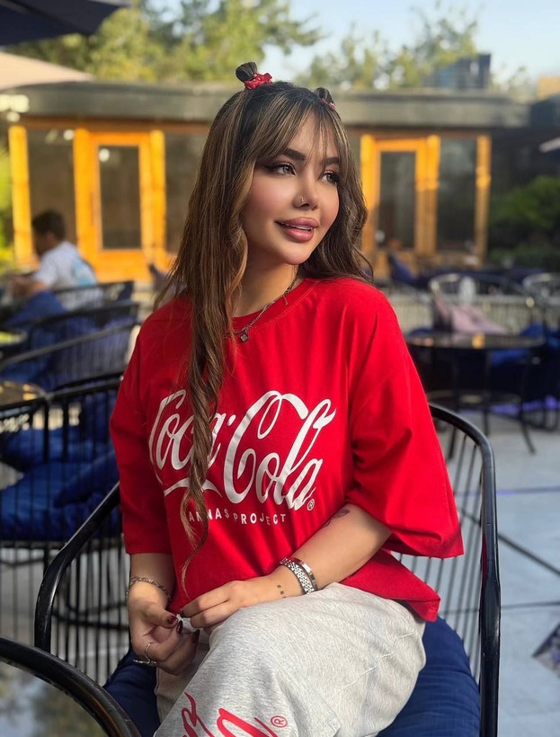 نمای جانبی و طراحی ظاهری ست تیشرت و شلوار جاگر coca cola با رنگبندی جذاب