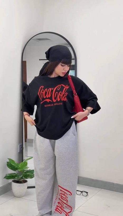 تصویر ست تیشرت و شلوار جاگر coca cola با نورپردازی مناسب و نمای واضح محصول - نمای 5_1