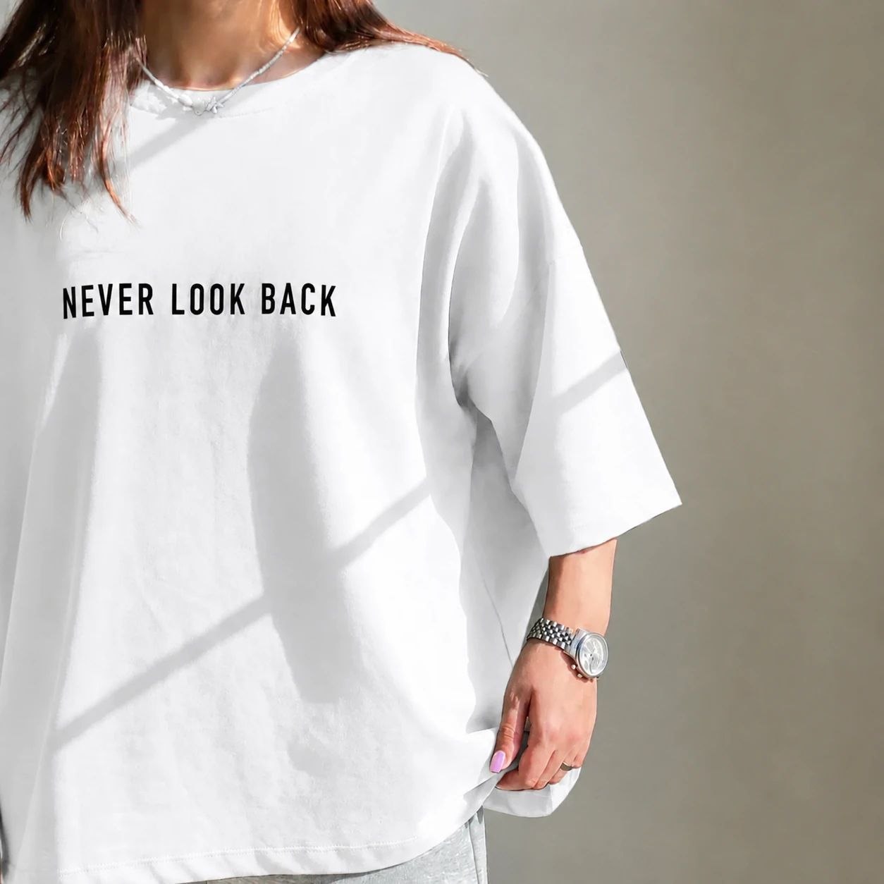جزئیات دقیق قطعات و اجزای تیشرت باکسی never look back در نمای ماکرو