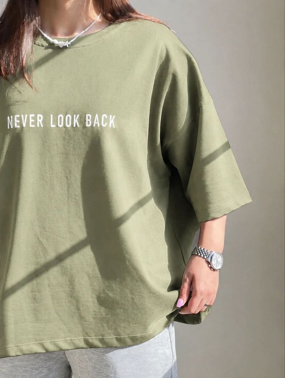نمای جانبی و طراحی ظاهری تیشرت باکسی never look back با رنگبندی جذاب