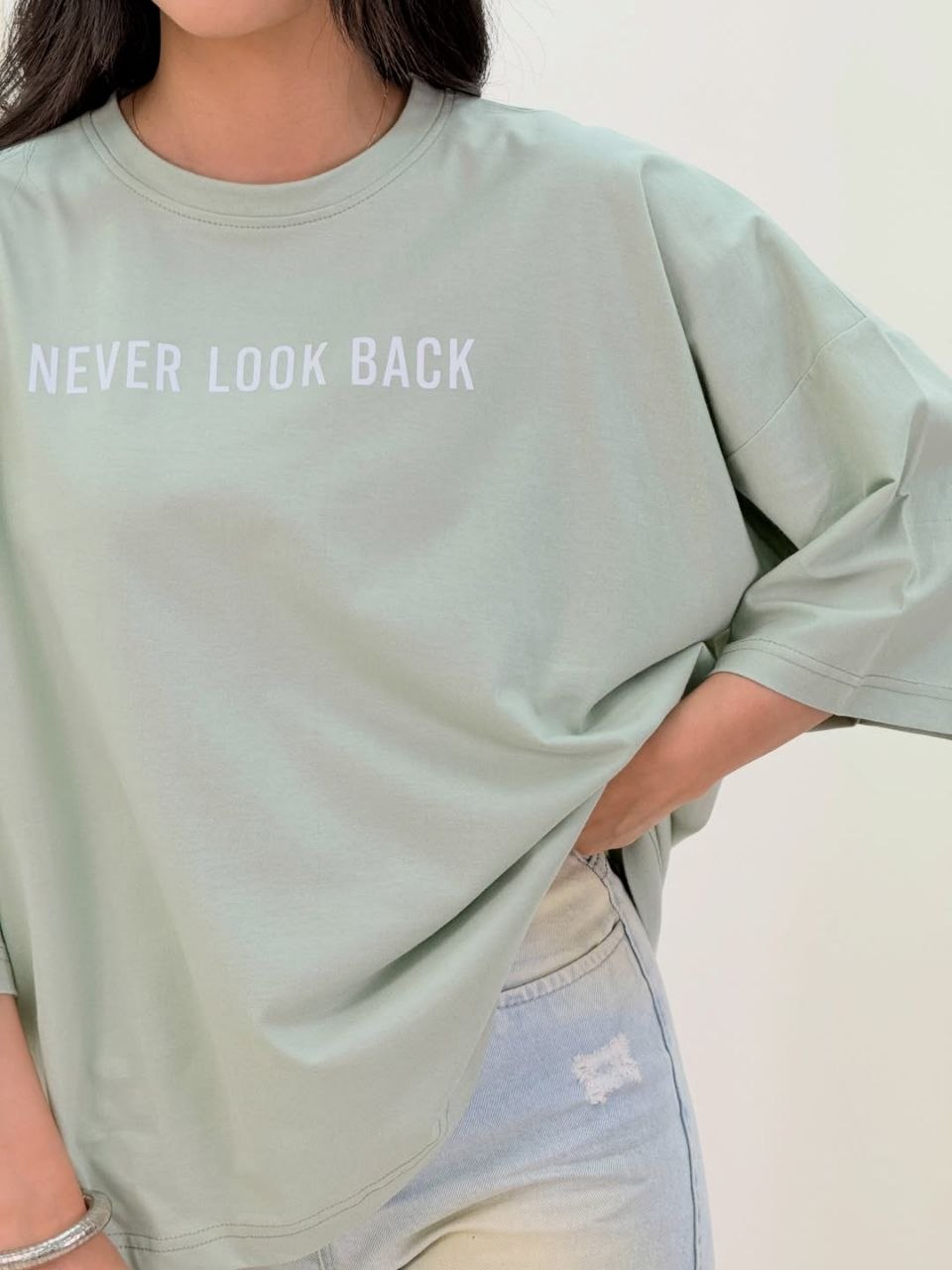 طراحی مدرن و استاندارد تیشرت باکسی never look back در نمای کامل - نمای 10_1
