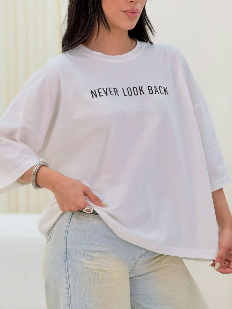 تصویر تیشرت باکسی never look back با نورپردازی مناسب و نمای واضح محصول - نمای 13_1