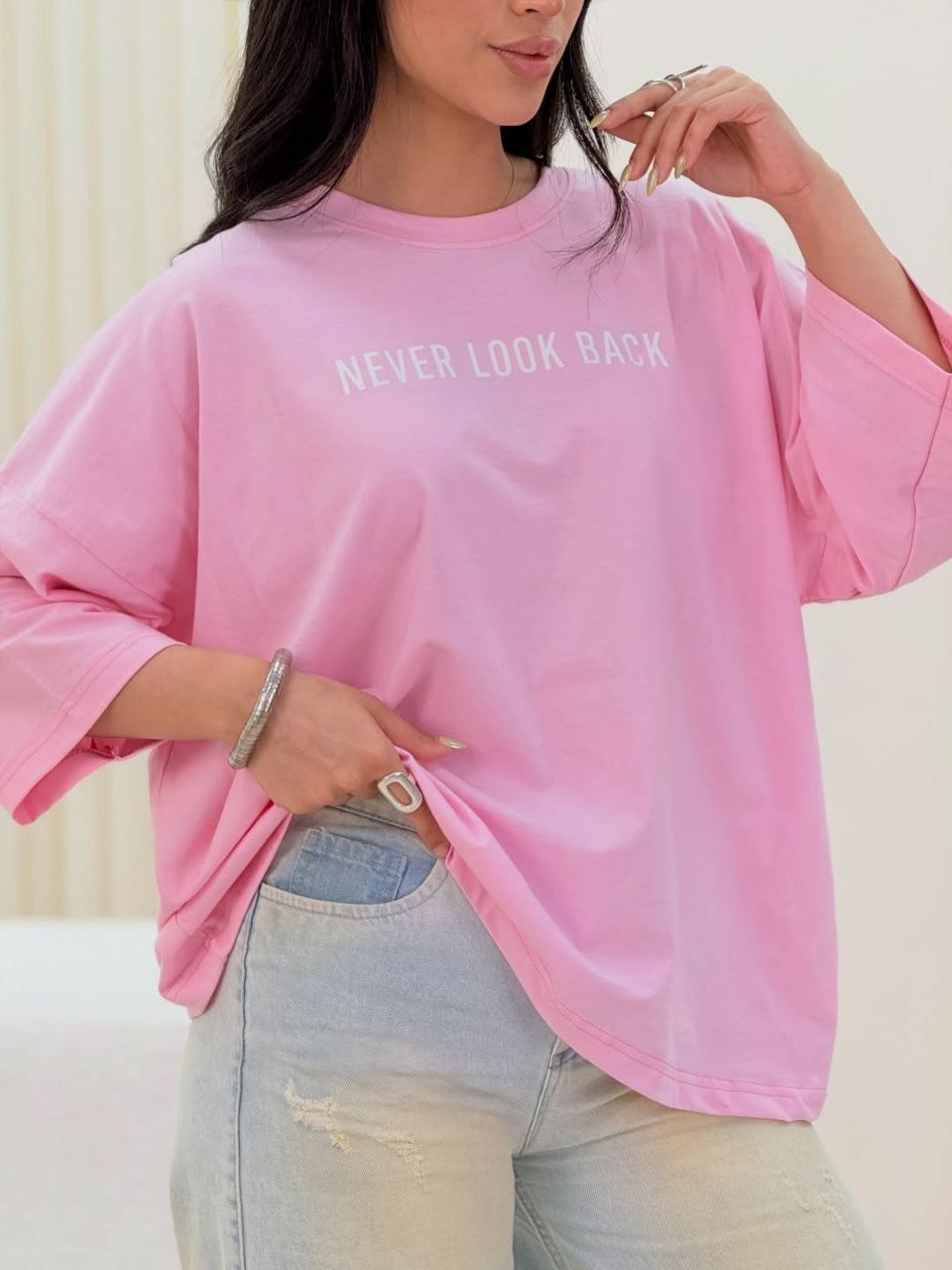 نمای جانبی و طراحی ظاهری تیشرت باکسی never look back با رنگبندی جذاب - نمای 16_1