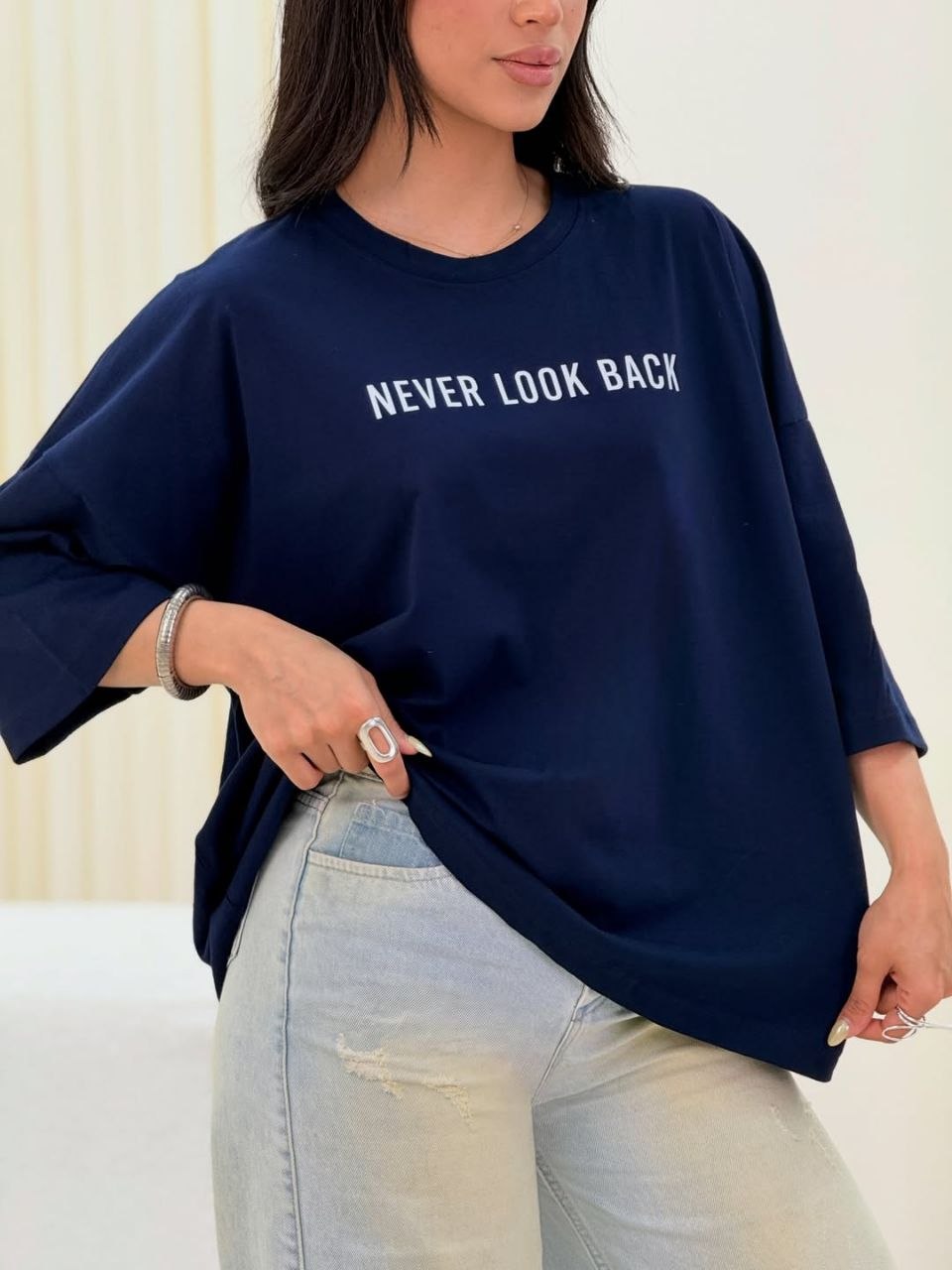 تصویر تیشرت باکسی never look back با نورپردازی مناسب و نمای واضح محصول - نمای 17_1